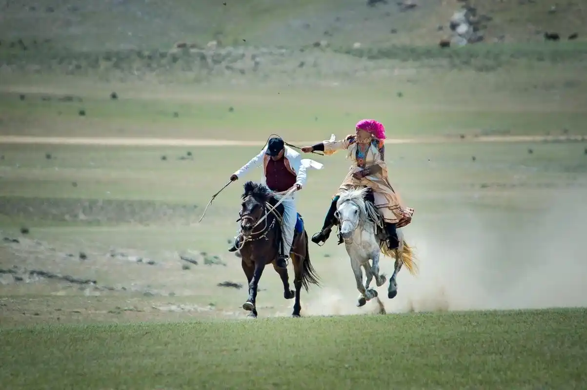 哈萨克族的传统比赛被称为kyz kuu(姑娘追),在这个比赛中,一个骑马的