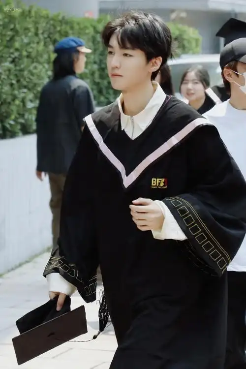 王俊凯从小到大的毕业照##王俊凯从北电金字塔滑下来屁股不痛吗