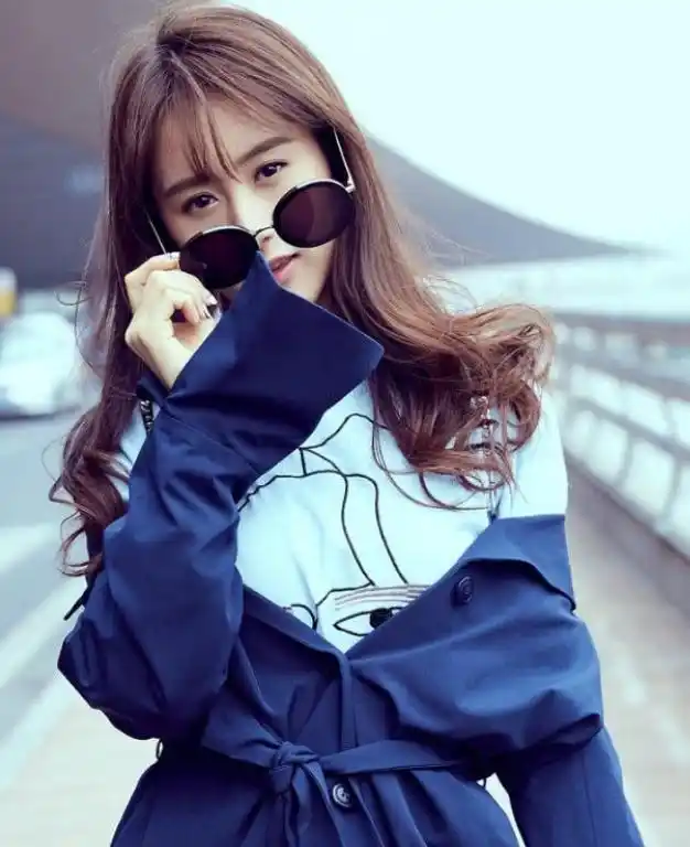 原创袁冰妍太会穿了,深蓝色风衣柔美灵动,白色连衣裙帅气时尚