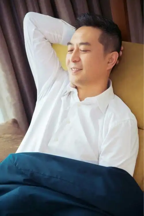 照片上,张嘉译在街上游荡,与以前相比,他似乎状态不佳,不仅头发花白