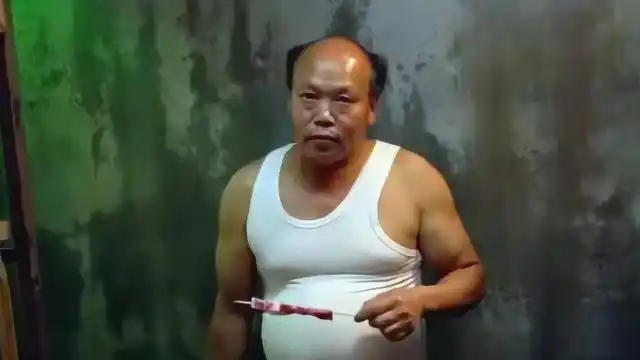 秃头大叔烧烤太馋人羊油滴在炭火上隔着屏幕流口水