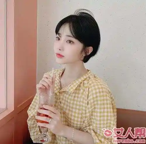 学生头绝对是女生首选发型,增加短发蓬松感,就是齐下巴的短发也不会