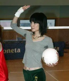 王菲打排球