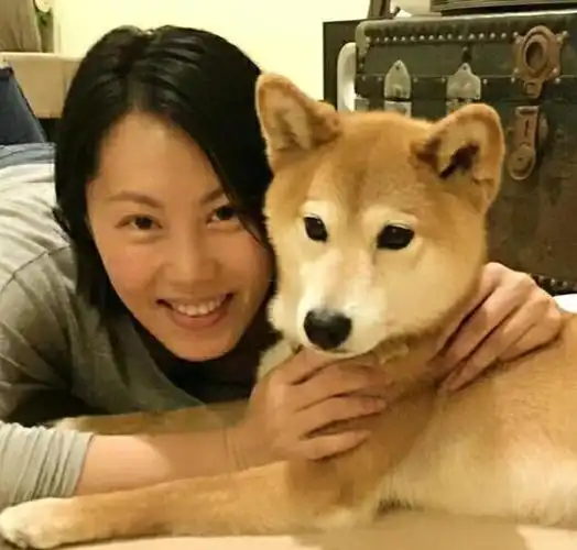 60岁香港歌星吕方近照曝光,身材发福胖到没脖子,肥头大耳引热议