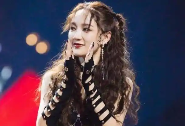 有人认为孟佳之所以不能像宋茜那样大红大紫,最大的问题就出在个人