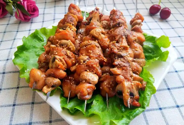 鸡腿肉和口蘑完美搭配,烤一烤,鲜嫩入味,孩子可喜欢了!