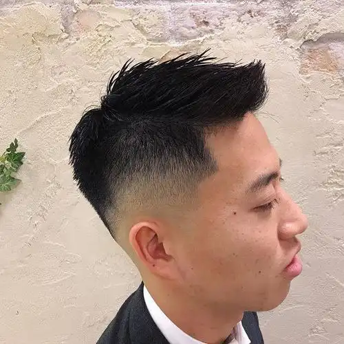 男生把两边推光的发型都很有型