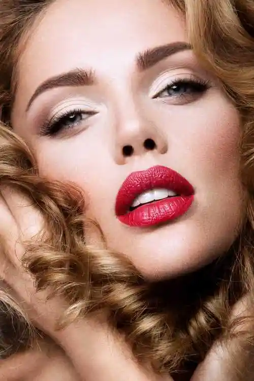 迷人的化着红唇的金发美女