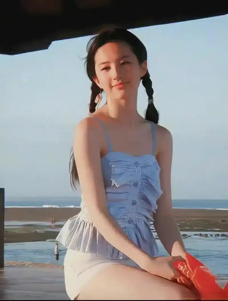 少女时期的刘亦菲真的好灵动,而且身材也是很纤细的