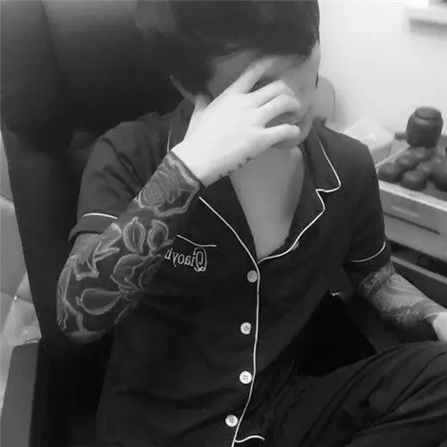 社会小伙霸气纹身头像图片封面mc天一