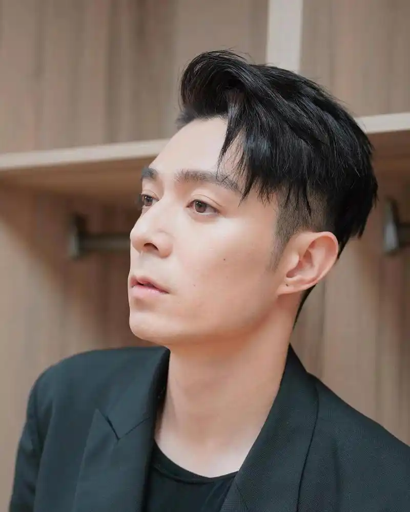 今年38岁的周柏豪还是挺帅的,身材也很好,好喜欢他