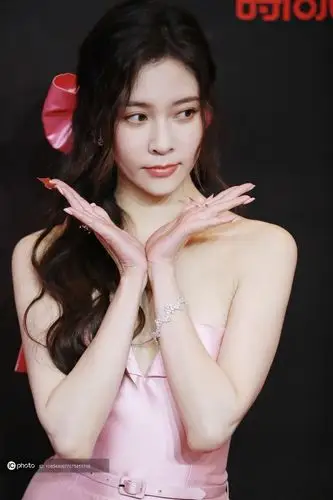 cosmo时尚盛典红毯宋妍霏粉红蝴蝶结装扮100迪士尼在逃贵族公主