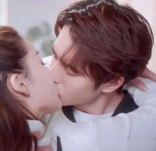 王一博为证明吻技好,老跟姐姐们拍吻戏,镜头特写到唇部,懵了|陈乔恩