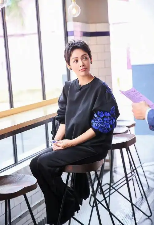 宁静气场大,霸气有范,这样穿搭的魅力很不错|静姐|短发|连衣裙|真人秀