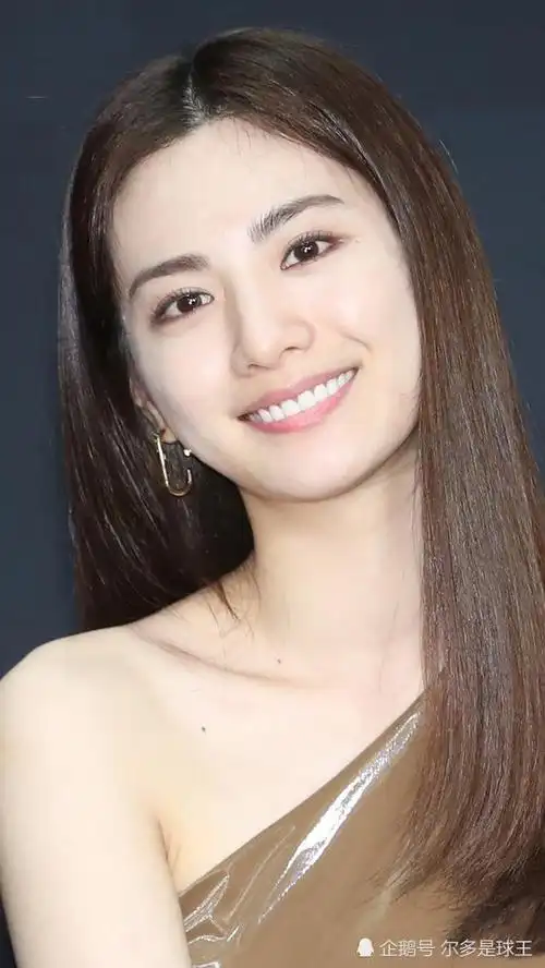 她获得了第二名  ,是亚洲排名最高的女星,从此冠名"亚洲最美"的称号!