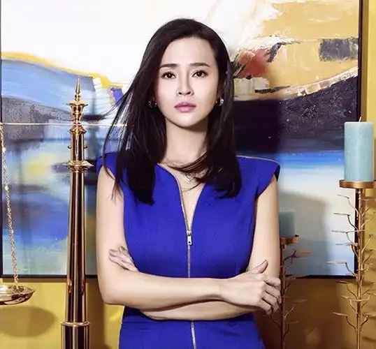 演员于明加:结婚十三年只生孩子不做饭,丈夫一家人把她宠成宝