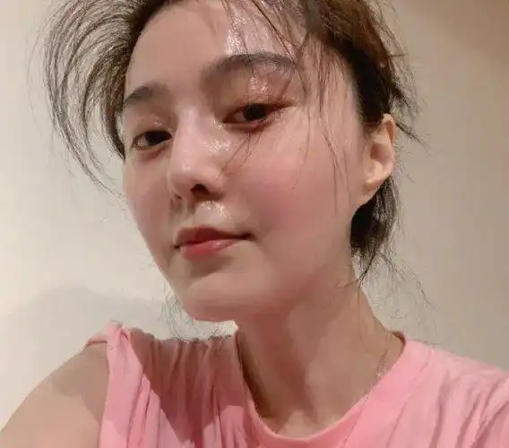 原创范冰冰运动流汗至脱妆,原始相机照出真实状态,这哪像38岁的样子?