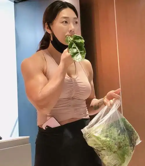 女子肱二头肌发达男友是小鲜肉在一起十分甜蜜
