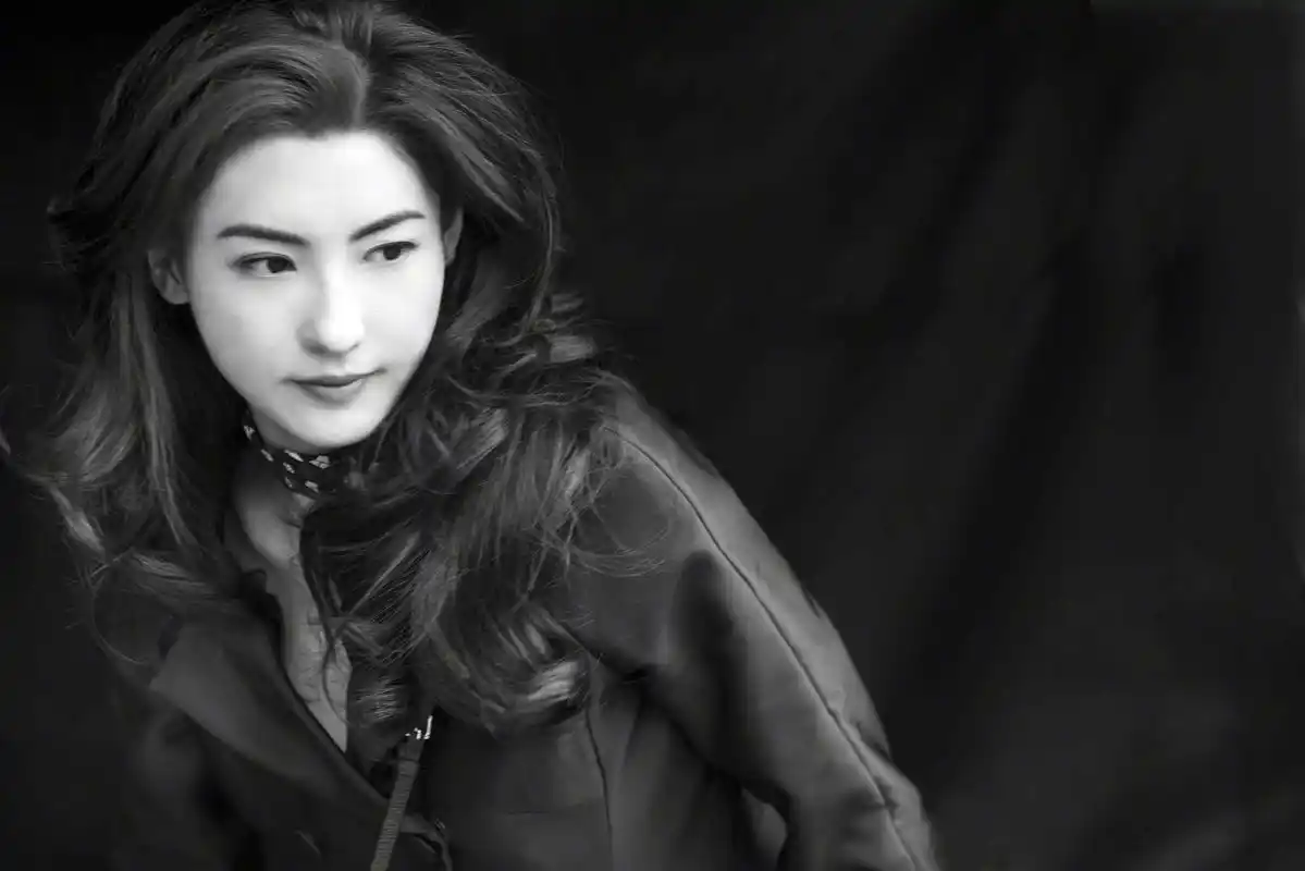 【张柏芝黑白写真】日前,张柏芝最新黑白写真曝光,安静知性又大方迷人