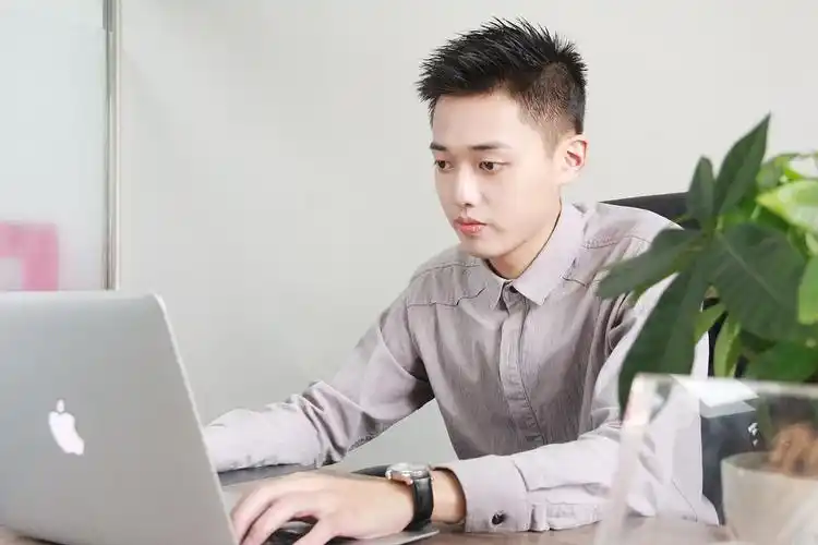 邱彬,单身,29岁,喜欢旅游,运动,现住成都,可.