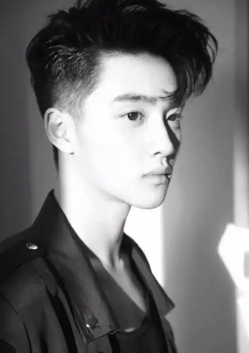 锡纸烫发型发际线不太好的男生,可以不把额头露出来,但是头发一定要