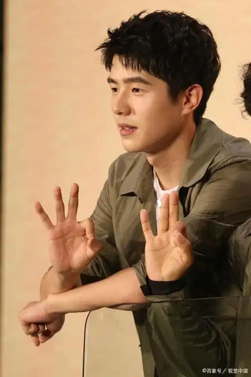 刘昊然骑摩托车潇洒回家!打完篮球晒肌肉引爆网络