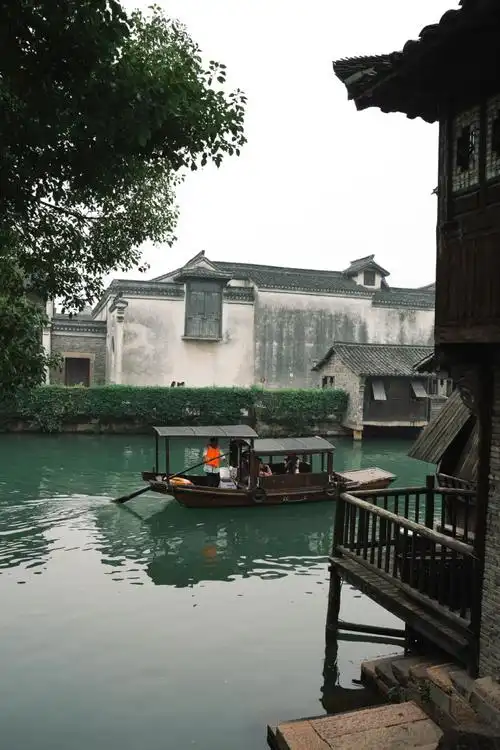 乌镇的美景确实让人难以忘怀河流石桥和街道构成了一幅幅如诗如画的