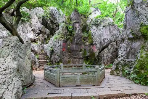 杭州凤凰山月岩石刻