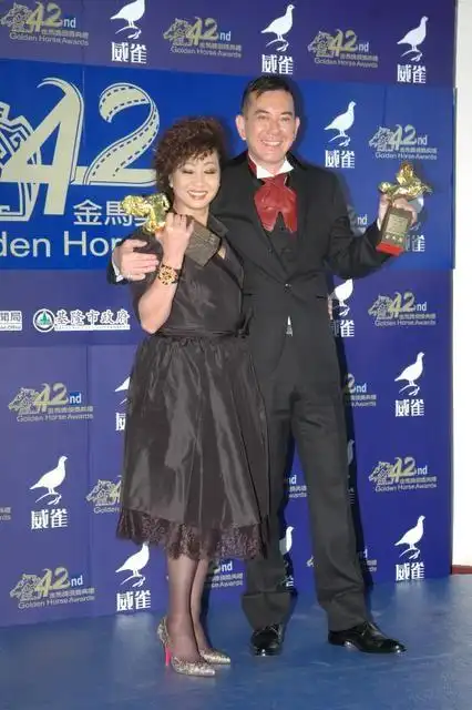 组图:元秋黄秋生亮相后台记者会展示奖杯