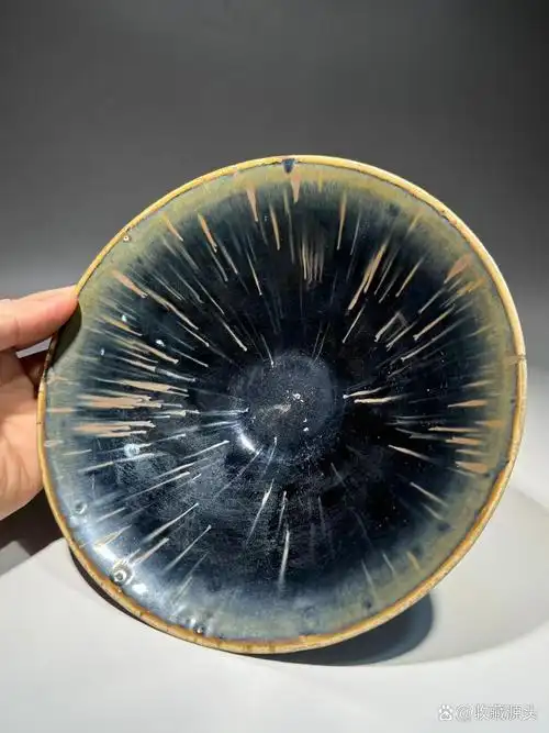 定窑黑釉天外飞仙斗笠盏