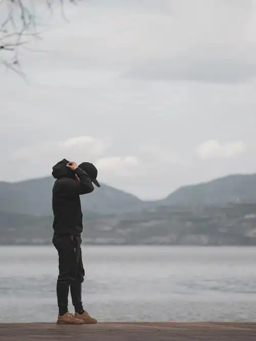 《摆渡人》中有个颇有深意的问题:"如果命运是一条孤独的河流,谁会是