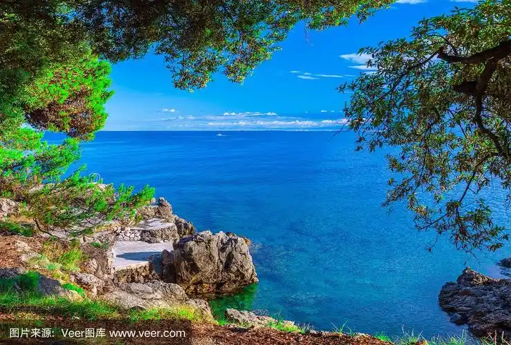 美妙浪漫的夏日午后景观全景海岸线大海.