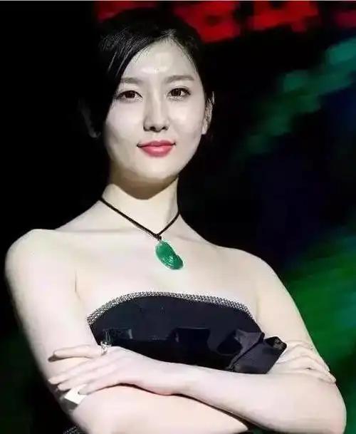 佩戴翡翠的女子宛若出水芙蓉
