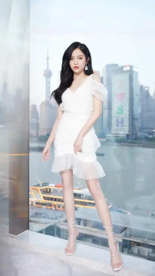 吴宣仪绝美白色裙装,4k竖屏手机壁纸,高清2160x3840分辨率,养眼美图