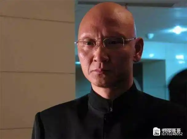 有网友评论说杜玉明的形象和气质很适合演反面角色.