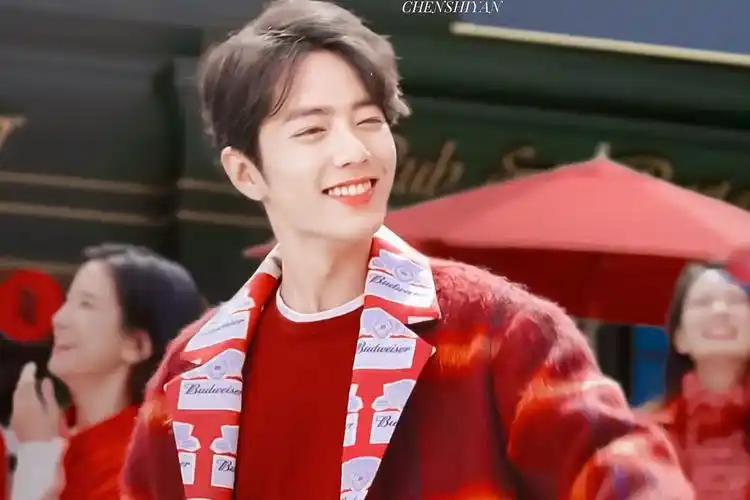 17岁黄明昊和28岁肖战穿同款红色格纹大衣少年感居然没差别