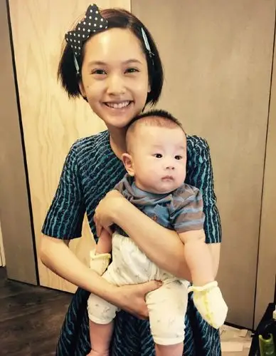 杨丞琳抱婴儿露甜笑遭催生