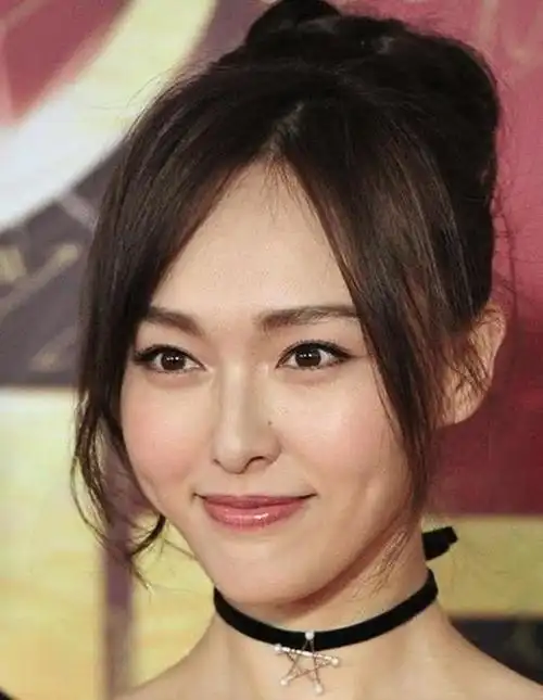 而另一位菱形脸的明星代表唐嫣,她的最佳穿衣风格则是少女风格,唐嫣的