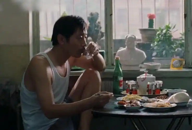 葛优吃戏真香名场面,黄瓜蘸酱配小酒,吃十斤火锅真香