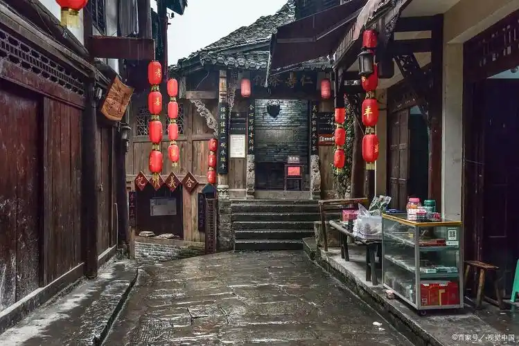 今天,我要给大家推荐一个充满巴渝古韵,四季风情的好去处——丰盛古镇