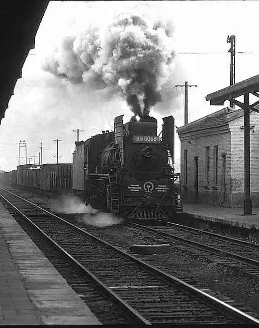 老照片 《漯河记忆》92篇 七十年代,漯河蒸汽机火车正在奔 - 抖音