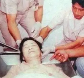 泰国警方尸检照片寇维勇调查还显示,一位与邓丽君同住一个饭店的女孩