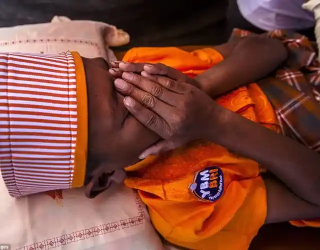 印尼男孩集体割礼现场