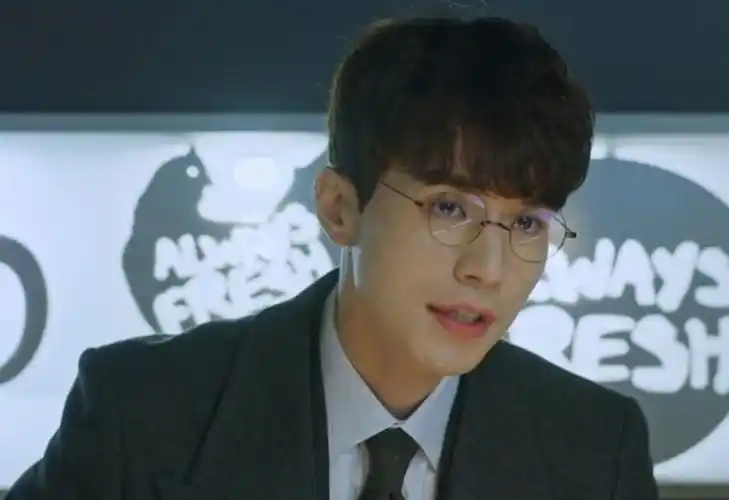 10位韩星眼镜造型,《他人即地狱》李栋旭像腹黑牙医,刘亚仁,李钟硕变