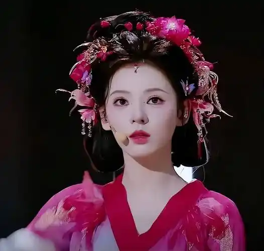 张予曦因其精致的五官被誉为"建模脸美女",这位王思聪的前女友,后来