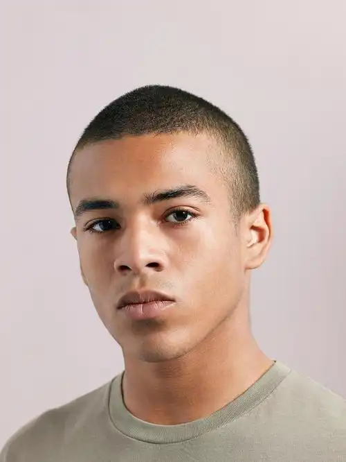 男人过了40岁尽量别留长发,梳油头!推荐这4种发型,清爽更有型