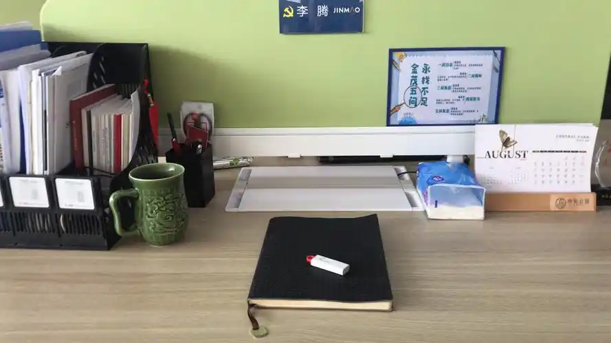 hse管理部李腾办公桌面干净整洁