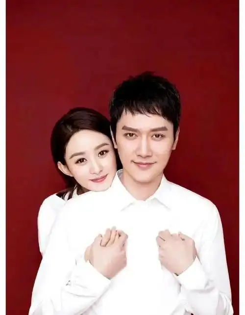 生孩子当天,有人在前面抱着孩子,而冯绍峰对赵丽颖则是全程搀扶,这