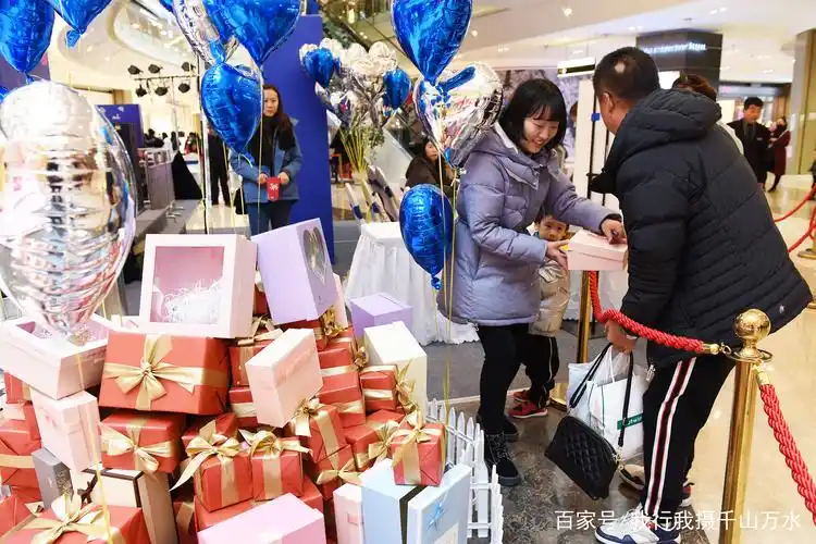 就可凭小票在此领取一份金地商场赠送的小礼品