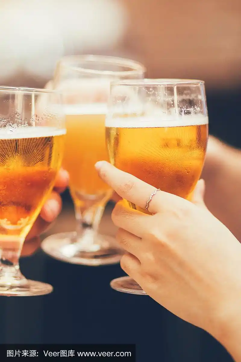 三杯啤酒被碰杯的特写